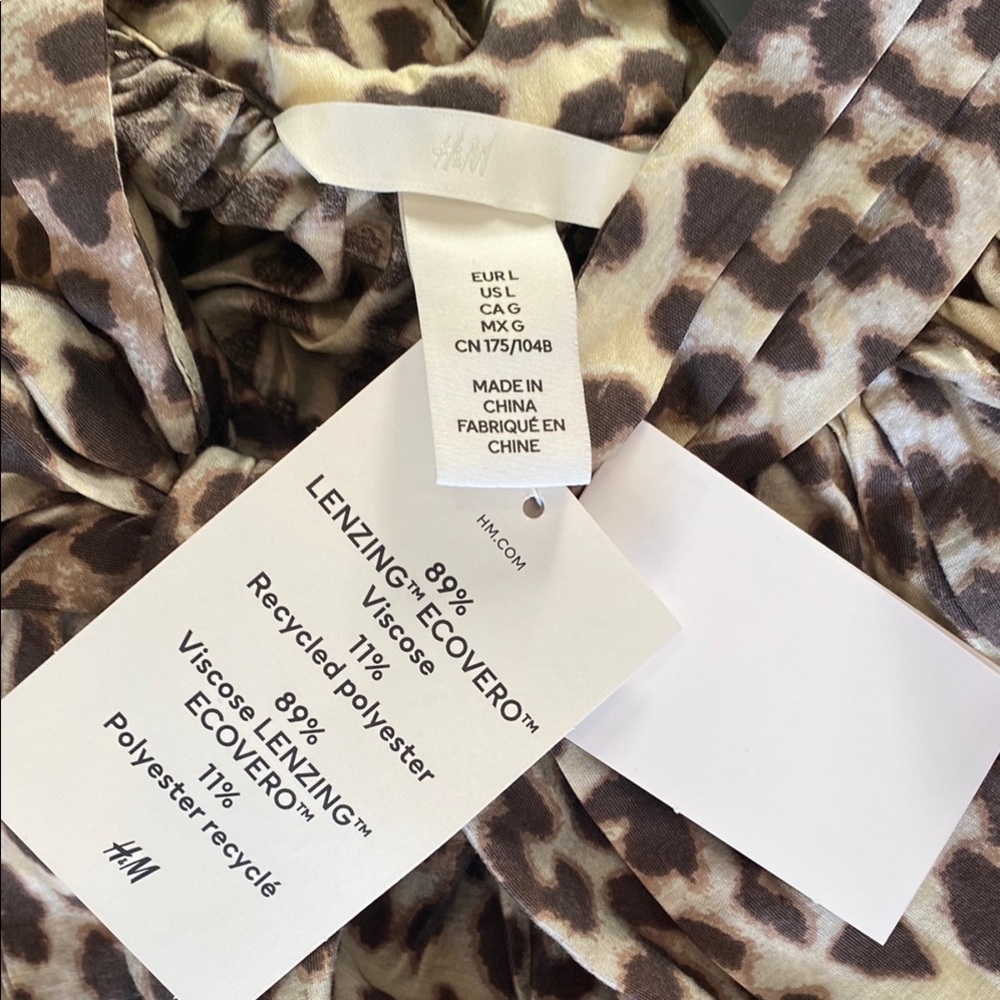 H&M Cream and Black Blouse with Puff Sleeves and Peter Pan Collar - Picture 5 of 6